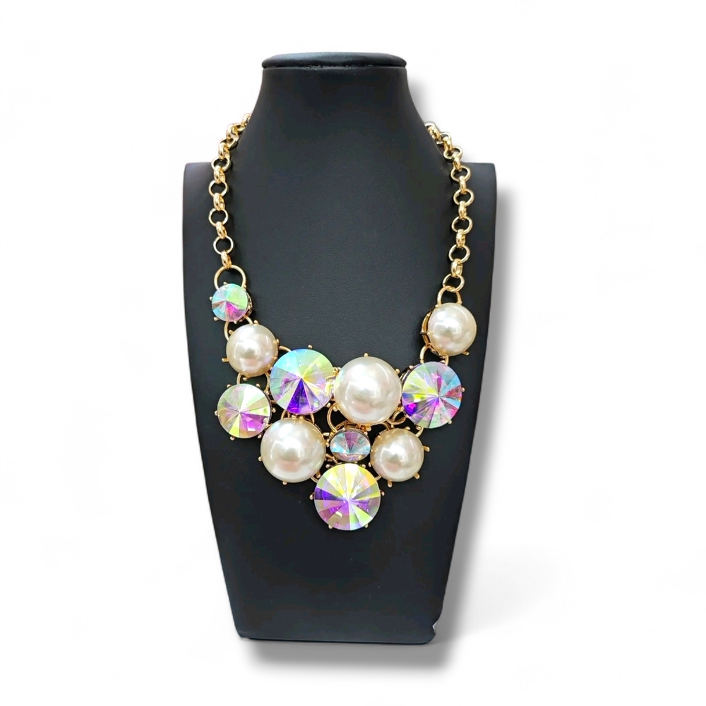 Elegant Gold and Pearl Statement Necklace